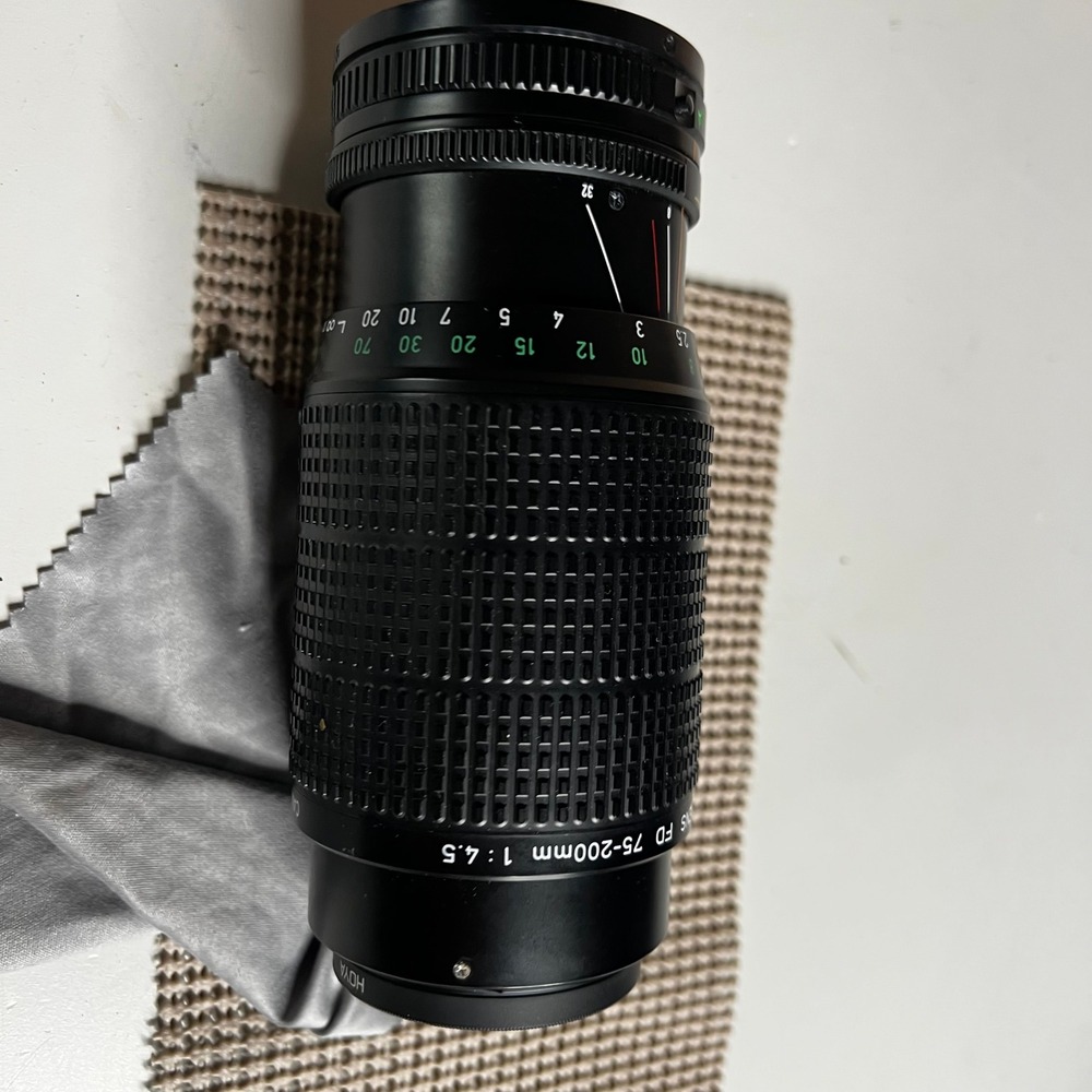 Canon FD 75-200mm f4.5 Macro Zoom Lens with Hoya 52mm Skylight Filter Japan